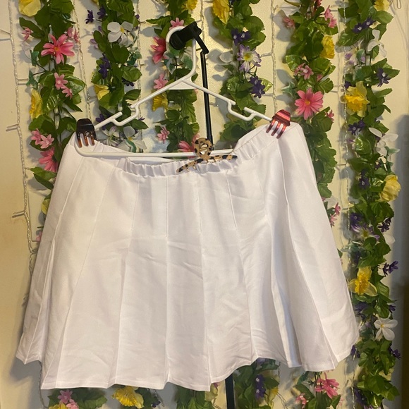 A white skirt - Picture 2 of 4